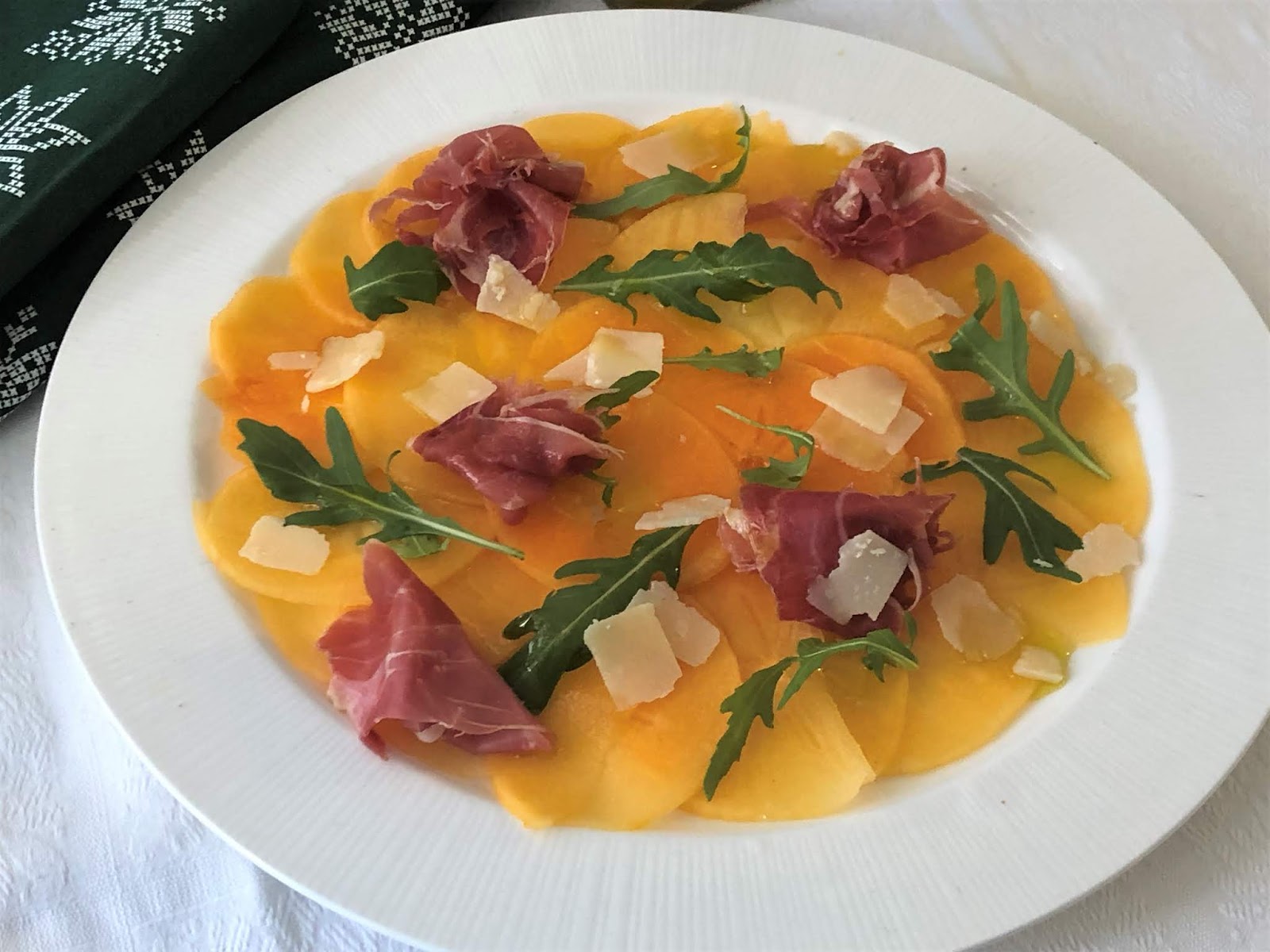 Carpaccio de caqui con jamón