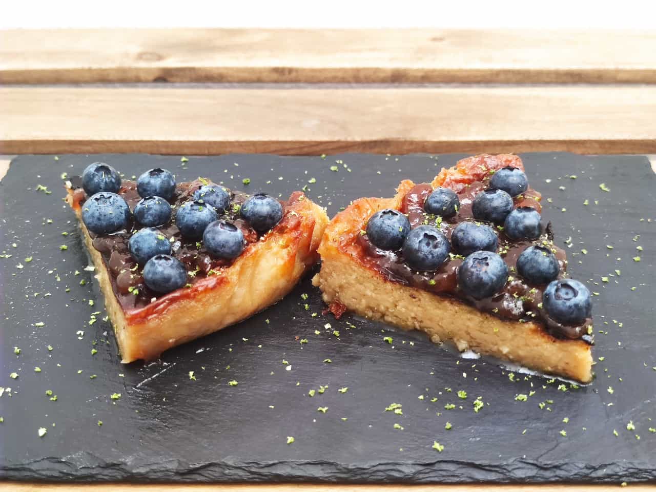 Tarta de queso con arándanos y limas