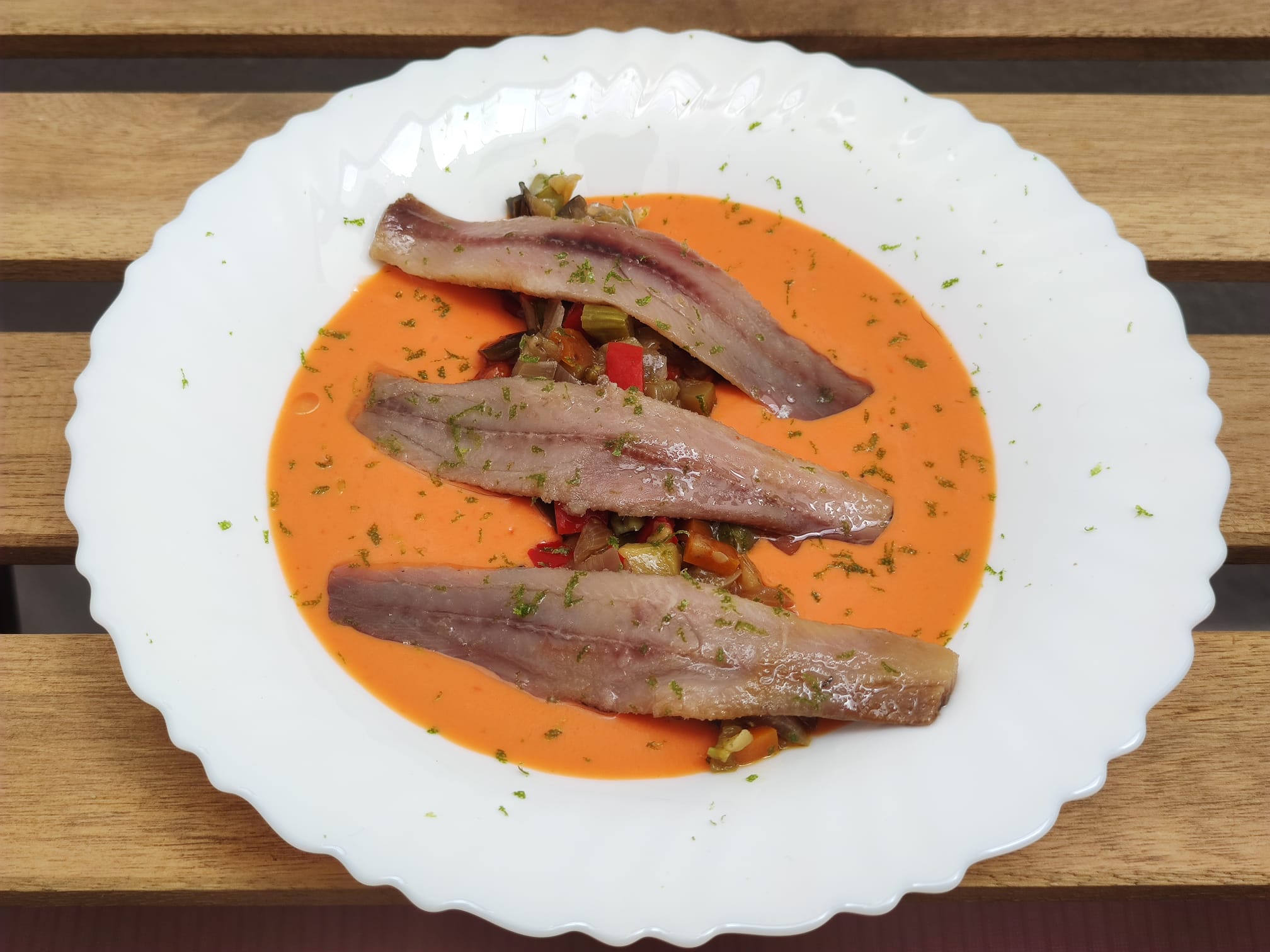 Salmorejo con verduras salteadas con sardinas de USISA y ralladura de lima MASIÁ