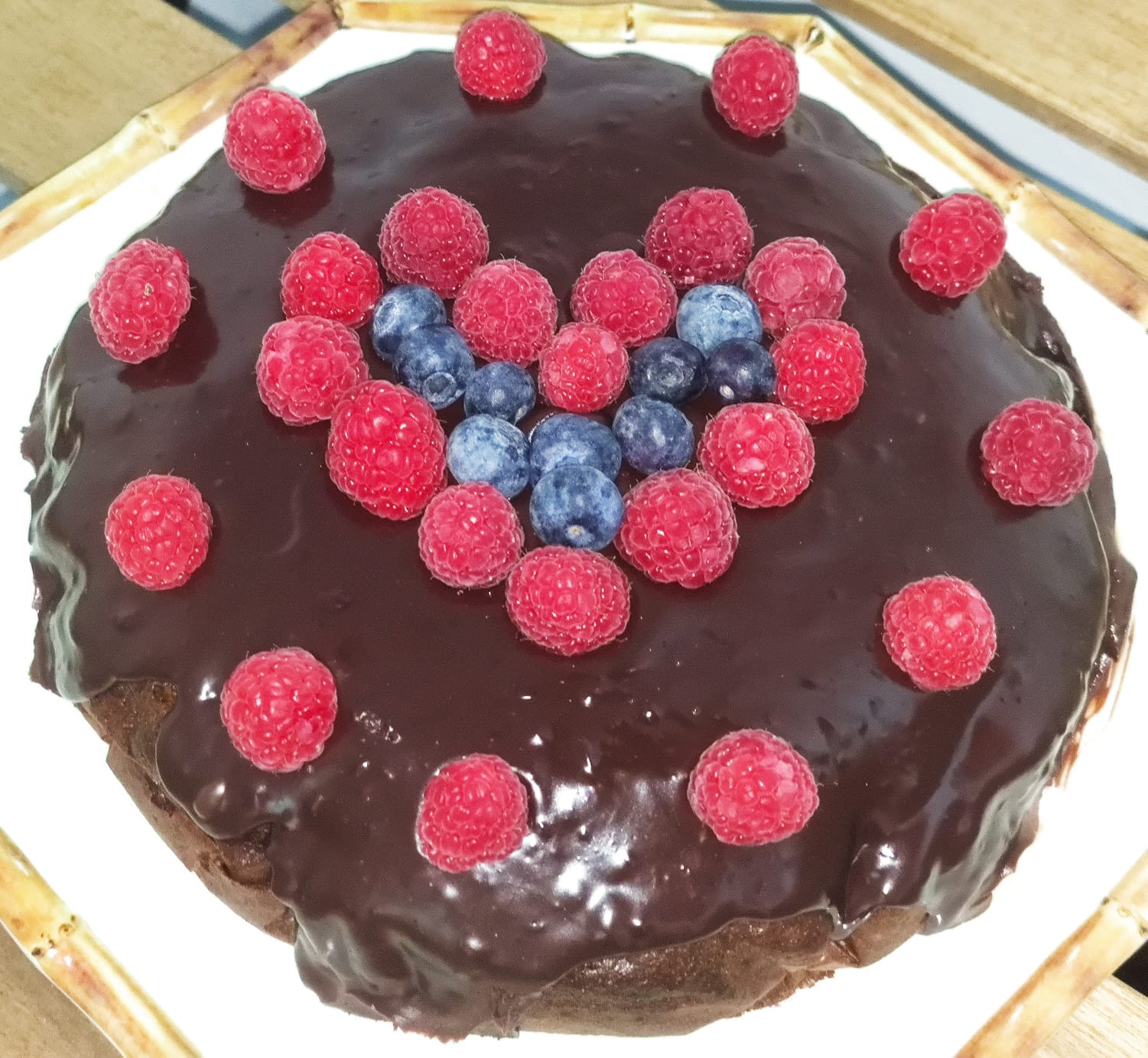 Bizcocho de yogur chocolate y berries de Masia