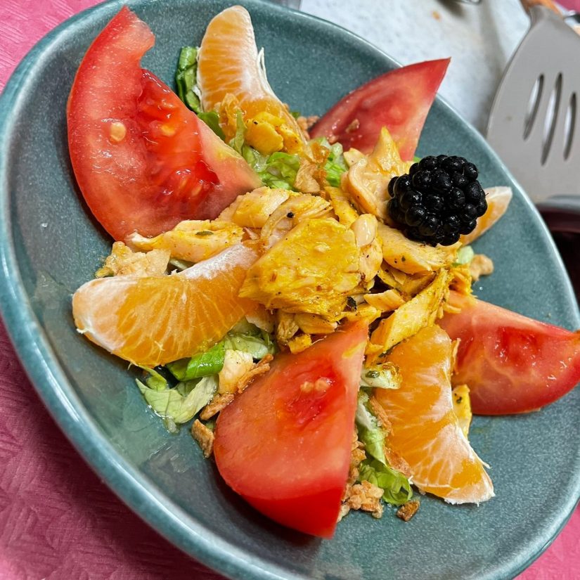 Ensalada templada de salmón y fruta