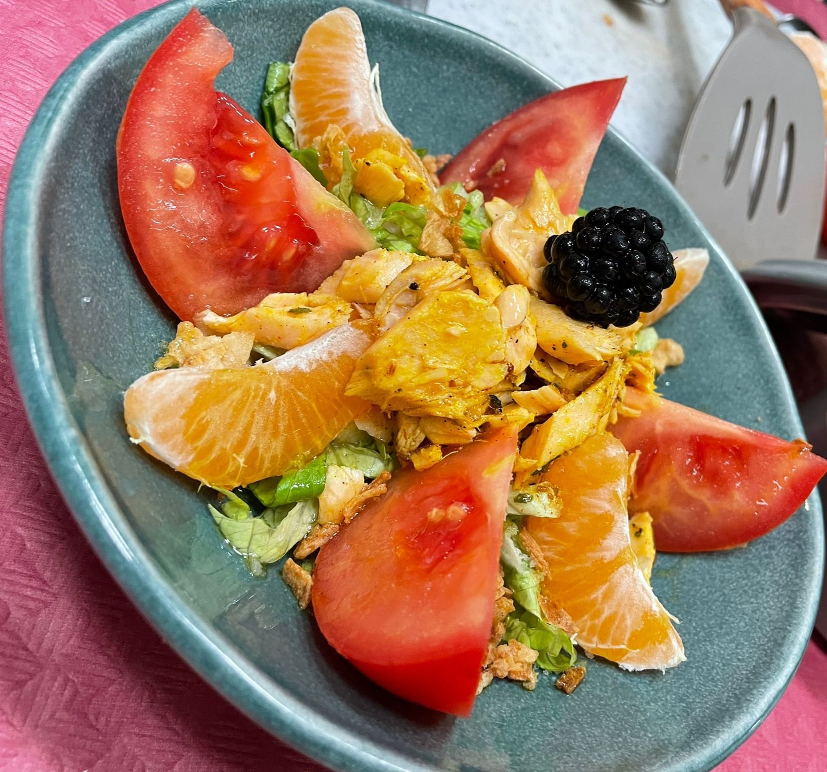 Ensalada templada de salmón y fruta
