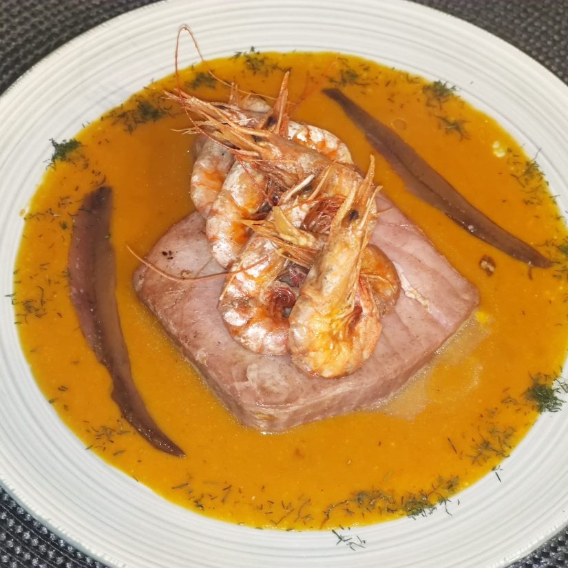 Suprema de atún sobre carbonara de naranja de Masiá, gambas y anchoas de USISA
