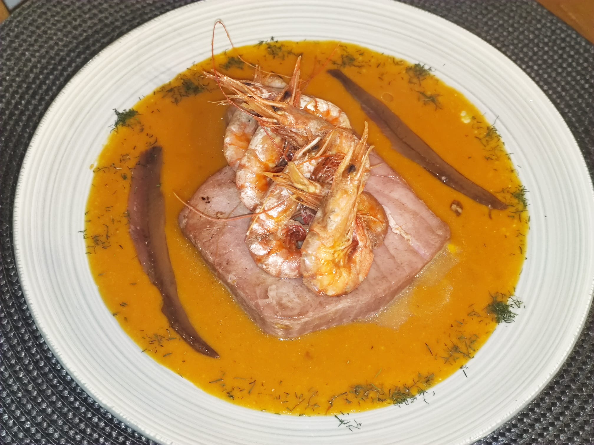 Suprema de atún sobre carbonara de naranja de Masiá, gambas y anchoas de USISA