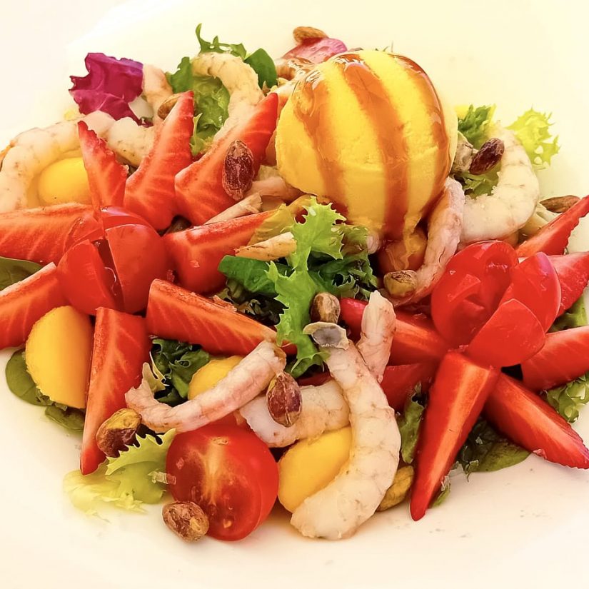 ensalada de marisco, atún y frutas