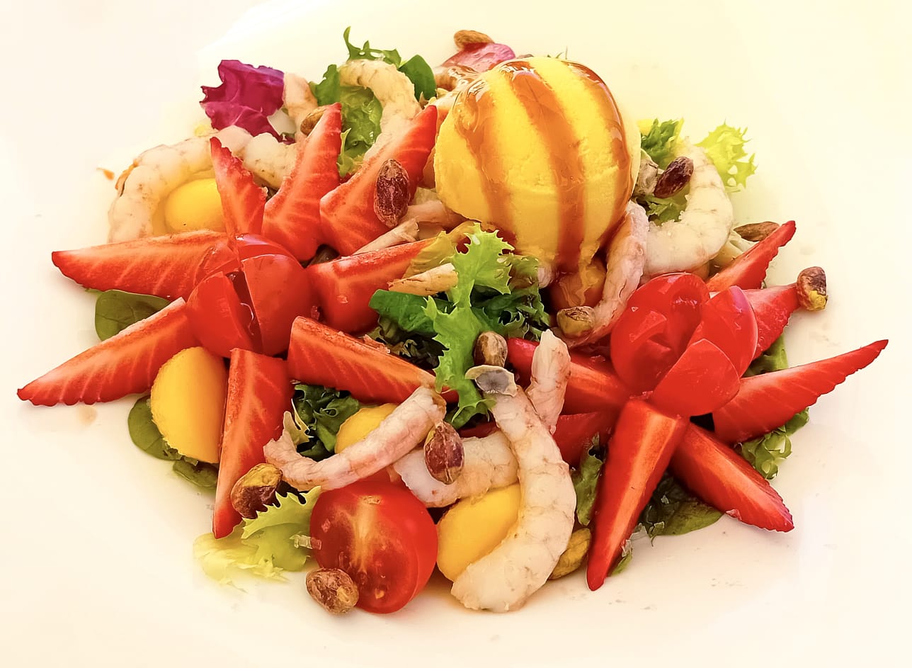 ensalada de marisco, atún y frutas